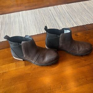 Sorel Brown Chukka Boots Sleek and Comfortable